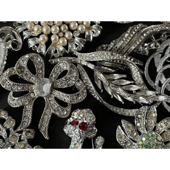 VINTAGE HIGH END Brooches 16pcs MISSING RHINESTONES ALL WEARABLE/ Most Unsigned - Picture 8 of 16